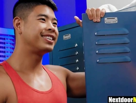 亚洲乔克渴望他尊敬的同性恋朋友的厚公鸡。 他们无礼，充满激情的人忽略了标签，带来了激烈的乐趣。 肌肉，笨拙的二人组享有热，异族肛门动作。