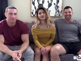 100磅的亚洲twink得到了一个深湿，并从两个肌肉发达的舞蹈中吐了烤，给他带来了面部和令人难忘的遭遇。