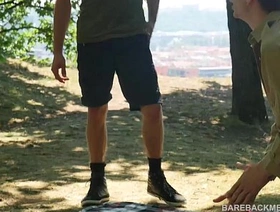 三名男同性恋者在户外活动中沉迷于一个原始的，没有抑制的三人组。 它们裸露和吐烤，创造了一次狂野，充满激情的相遇。