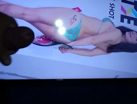 Soloboy达到了高潮，将他的热负载喷到了他最喜欢的杂志上。 光滑的页面成为他的强烈乐趣，是个性化的暨致敬。