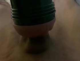 Soloboy用肉眼探索了他的亚洲幻想，精心抚摸并充满了奶油般的美感。 有力后，他拯救了被困在舒适的隧道内的热量。