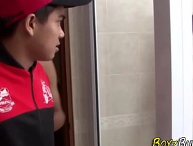 三个男同性恋者从事原始肛交和面部射精 hot bully gay porn