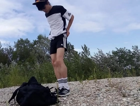 年轻而可爱的乔恩·阿特恩（Jon Arteen）在一个黑色阿迪达斯合奏团中 japan couple gay porn