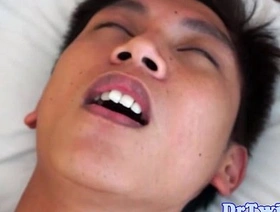 业余亚洲医生在Twink上使用Electrosex hot gay asian massage porn