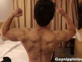 肌肉发达的亚洲男人在乳头上接受敬拜和口头愉悦 hot gay tiktok porn