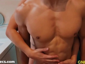 亚洲健身爱好者沉迷于自我愉悦和肌肉崇拜 japan baseball gay porn