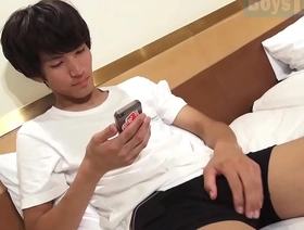 铃木袜子是一名肌肉发达的日本运动员，他以令人印象深刻的捐赠来沉迷于旅馆房间 black hot gay porn