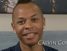 同性恋业余加尔文·柯林斯（Calvin Collins）为潜在伴侣暴露了他的后方 asian massage porn gay