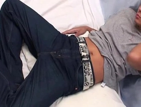 年轻的泰国twink在独奏视频中享受着自己的乐趣 hot sexy gay porn videos