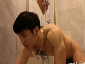 肌肉发达的亚洲傻瓜射精 hot gay suit porn