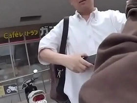 日本同性恋男孩Yoshikazu Iwama在同性恋手淫的热闹之战中与白色的AIUE700相提并论。 chinese bubble butt gay porn