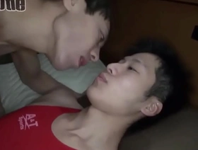 可爱的亚洲男孩在同性恋俱乐部探索他的性行为 porn gay korean cute