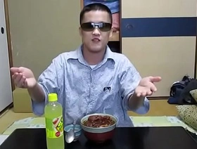 Junpei是一个日本同性恋男孩，在此视频中准备并吃了猪肉饼咖喱 hot muscular teen gay porn