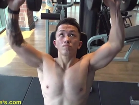 亚洲大块头为肌肉弯曲准备乳头崇拜 chinese boss gay porn