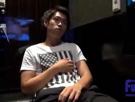 在他的第一个全长手淫表演中引入了受欢迎的约翰尼型模型！ hot teen boys gay porn