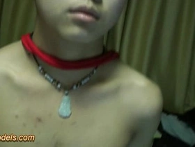 同性恋Twink在受到限制的同时，从一个良好的伴侣那里得到打手枪 hot gay men porn