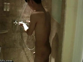 年轻的亚洲男人有大阴茎自慰和淋浴 chinese gay porn.