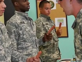 越南同性恋青少年与赤裸裸的军人共同性爱 taiwan twink gay porn