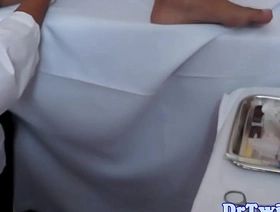 穿着制服的年轻亚洲医生给患者灌肠 japan dad gay porn