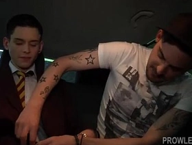 年轻的Twink被大型骑行的同性恋者组合 sangetods gay porn indonesia