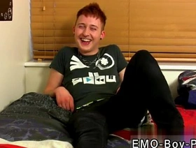 年轻的亚洲同性恋家伙分享了他的第一个性经历 chinese muscular gay porn