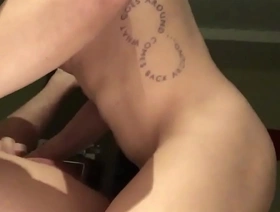 亚洲大块路易斯在同性恋视频中炫耀他的肌肉体质 sexy hot indian gay porn