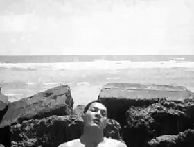 耀眼的越南美女在同性恋成人电影中炫耀她的体格 korean gay porn hub