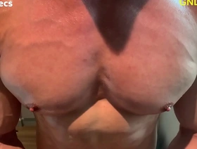 亚洲健身爱好者展示了他的凿子体格和乳头敏感性 justice gay porn japan