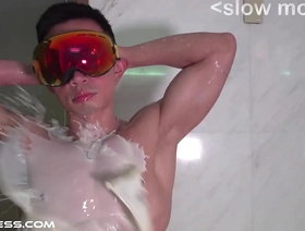 观看我炫耀肌肉并在此热门视频中与乳头一起玩的时候！ japan gay porn boyfriendtv