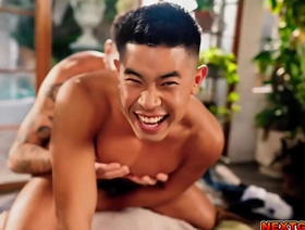 亚洲螺柱克里斯·戴姆尼德（Chris Damned）和卢克·特鲁恩（Luke Truong）参加热情的鞍遭遇 korean gay porn cum inside