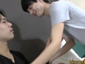 一个日本人的twink经历了强烈的rimjob，然后才被大力穿透。 hot black gay men porn