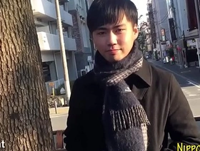 年轻的亚洲twink在浴缸里享乐 gay porn fucking hot