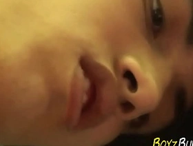 年轻的男同性恋者在户外bukkake场景中接受口腔和肛交 gay porn singaporean