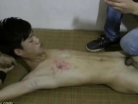 年轻的亚洲男人服从BDSM与大公鸡大师一起玩 gay porn men hot