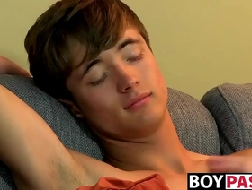 纹身Twink喜欢朋友的鞍肛门 japan free gay porn