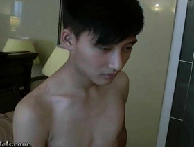 年轻的亚洲男人在小组手淫后清理 china porn gay