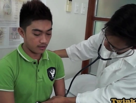 亚洲Twink对性的胃口无处不在，导致与他诱人的医生相遇 japan gay porn bondage