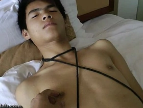 束缚中的同性恋亚洲男孩表演打手枪 hot gay porn animations