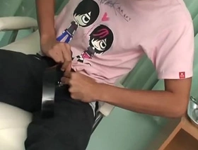 亚洲twink吮吸和他妈的在古怪的医疗环境中 gay porn solo chinese