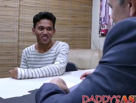 亚洲青少年喜欢与他经验丰富的同性恋伴侣的臀部与性玩具取悦 gay massage japan porn