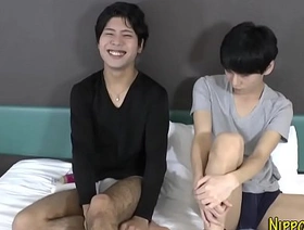 紧紧的twink使他的屁股砸在高清 korean gay porn hardcore