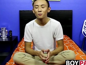 在谈话之后，年轻的亚洲男人脱衣服和愉悦 gay porn japan vintage