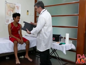 同性恋医生用他的阴茎评估twink的臀部 japan blowjob gay porn