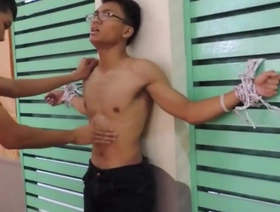 适合亚洲男孩经历暴力gutshot hot twink gay porn