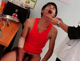年轻的同性恋Twink经历了医生的体格检查 asian porn massage gay