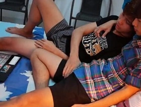 年轻的亚洲男人因观看同性恋色情而引起了人们的欢迎 chinese gay porn cute