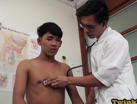亚洲医学专业人员检查了在医院环境中的年轻人的后端 japan new gay porn