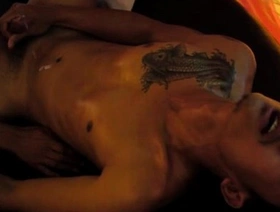 年轻的同性恋twinks沉迷于原始性爱和水玩耍 japan gay porn teen