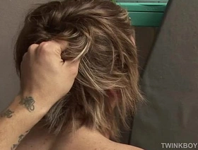 两个细长的年轻人进行了无保护的性交，其中一个人的阴茎未割礼。 hot gay porn office