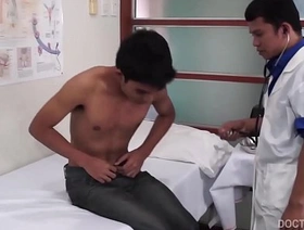 亚洲双胞胎肯尼（Kenny）和亚历克斯（Alex）沉迷于古怪的医疗游戏 mature hot gay porn